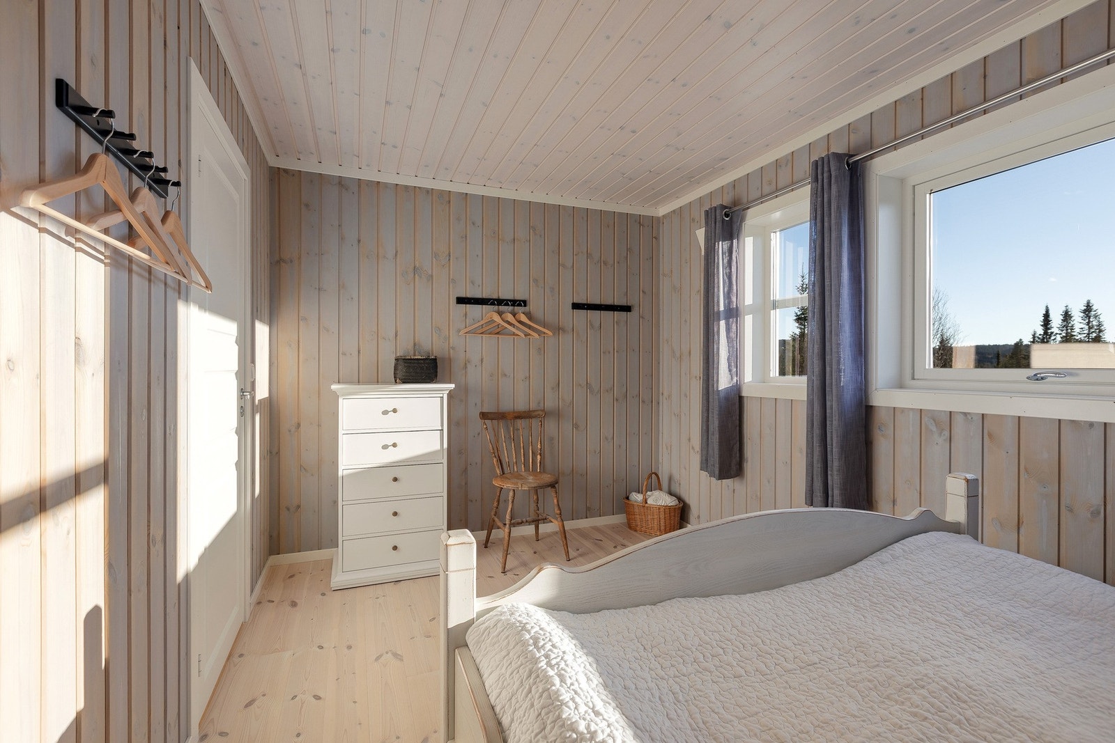 Alle soverommene har god plassutnyttelse og gjennomført bruk av materialer i samme lune stil som resten av hytta. Galleribilde