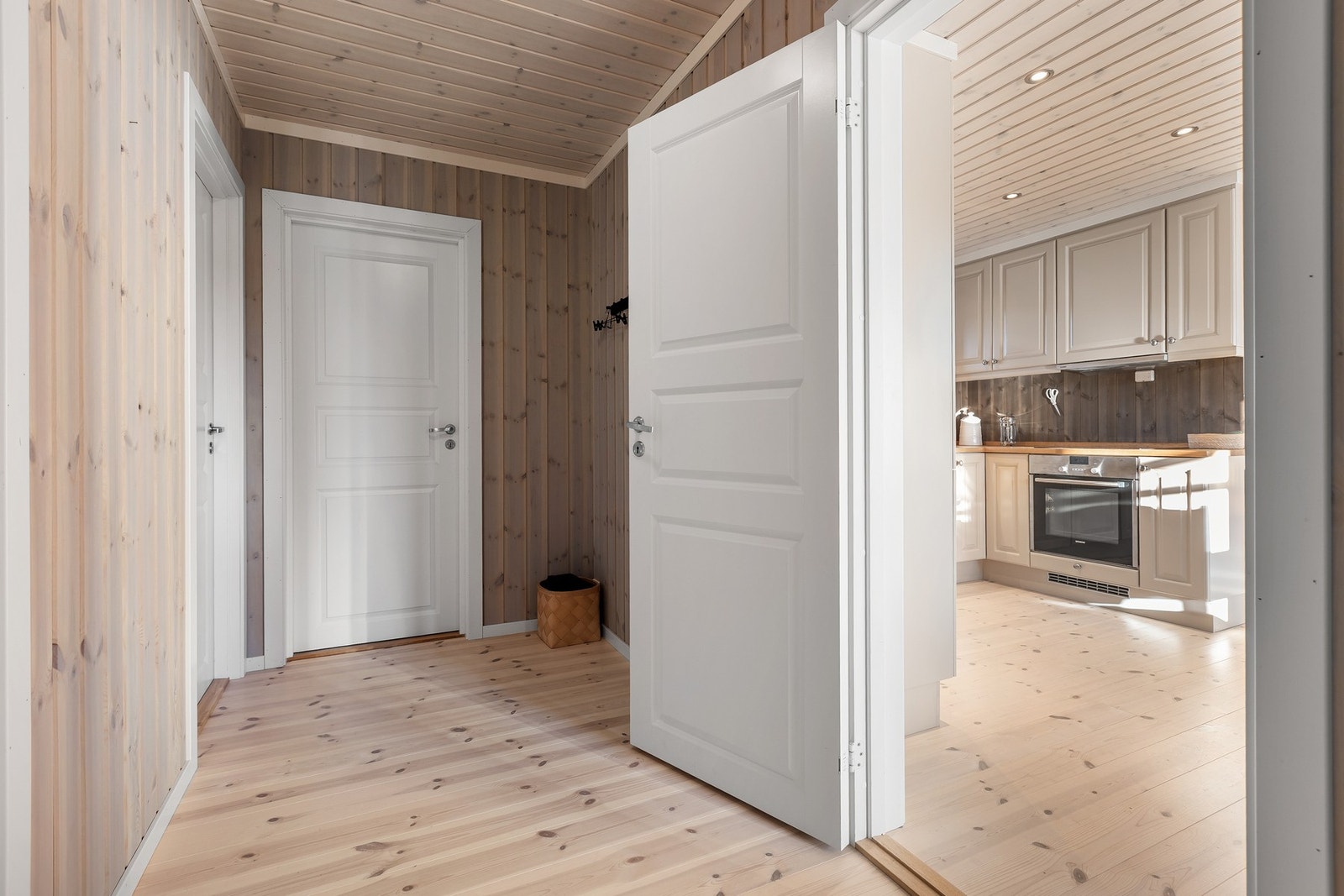 Fra gangen er det direkte adkomst videre til oppholdsrommene, kjøkkenet og soveromsdelen. Galleribilde