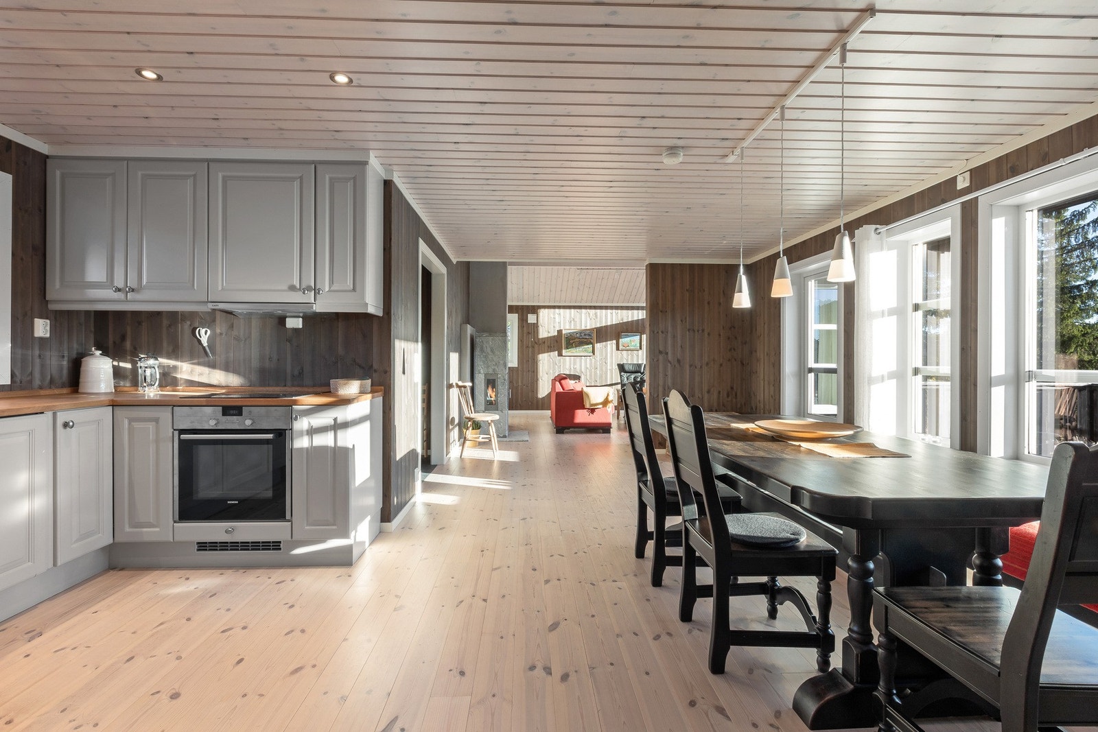 Spisestuen har fin plassering i forhold til kjøkkenet. Galleribilde