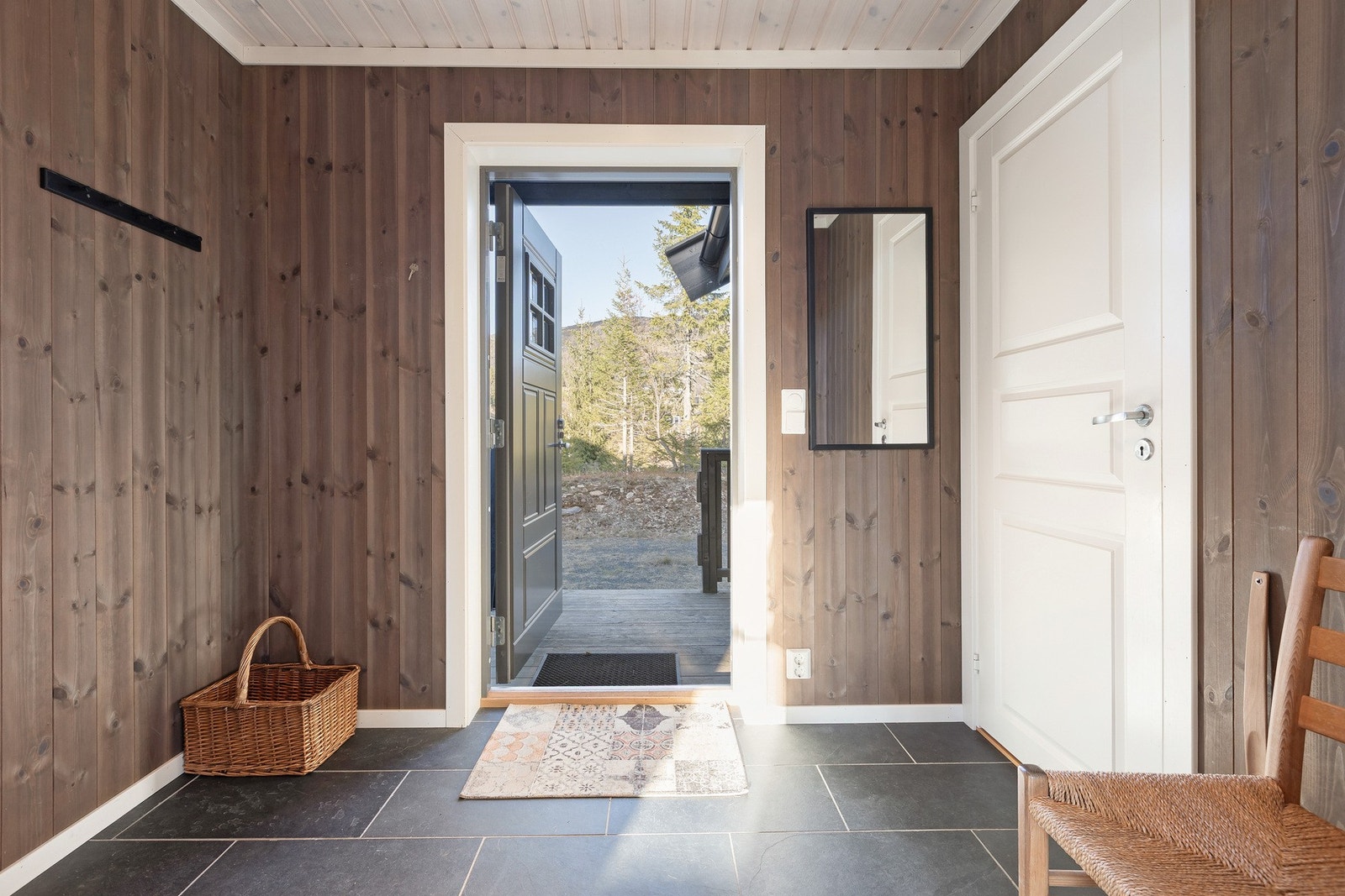 Entréen har flislagt gulv med varmekabler - perfekt for å tørke våte sko. Galleribilde