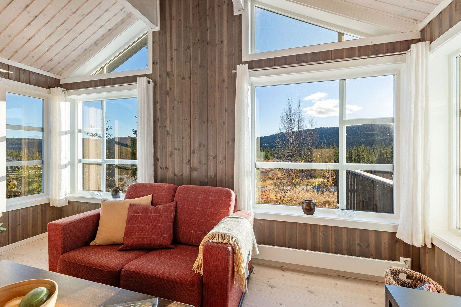 De store vinduene slipper inn rikelig med dagslys og utsikten er nydelig fra sofakroken. Galleribilde