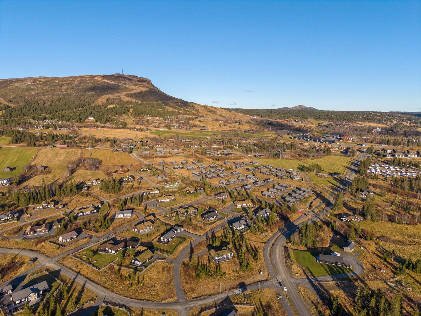 Fra eiendommen er det kort gangavstand til alpinanlegget, og de oppkjørte skiløypene starter rett utenfor døren med milevis av preparerte spor. Galleribilde