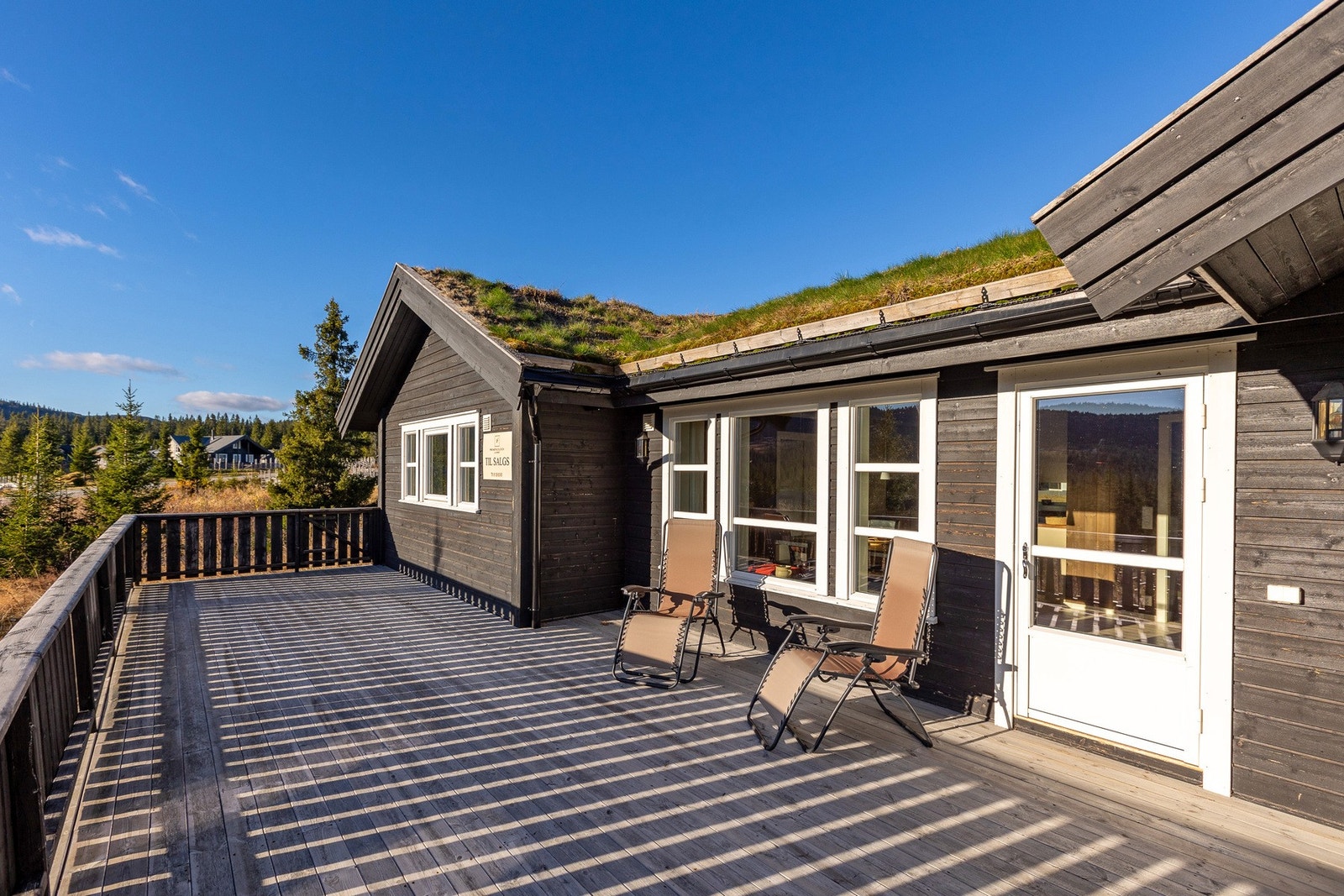 Her er det god plass til utemøblene. Verandaen vender mot sør og vest og byr på svært gode solforhold fra morgen til kveld. Galleribilde