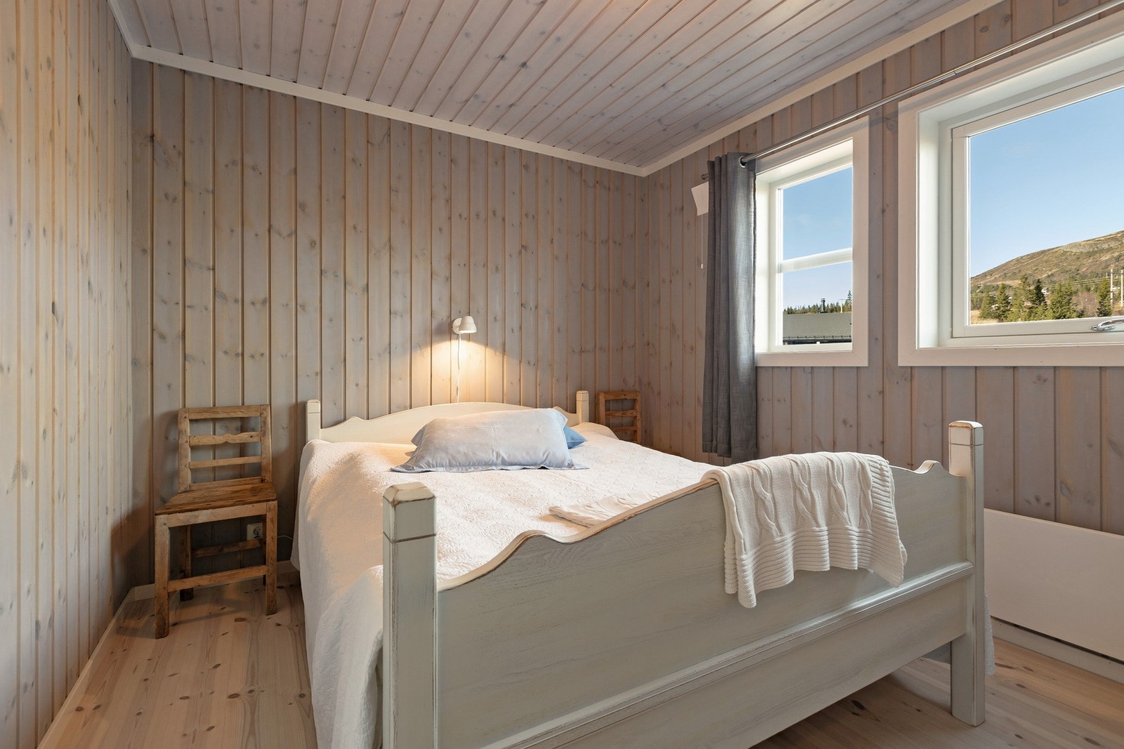 Hovedsoverommet ligger praktisk til med kort vei til bad, og har plass til dobbeltseng og nattbord. Galleribilde