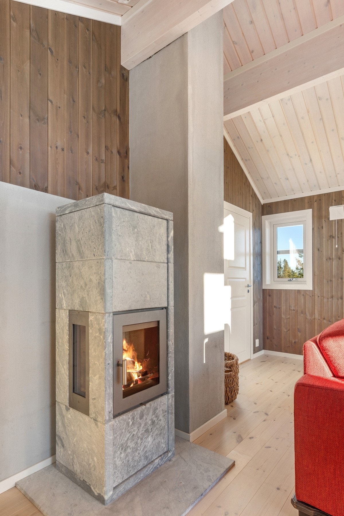 Den flotte vedovnen i kleberstein gir både behagelig varme og en lun stemning på kalde vinterkvelder. Galleribilde