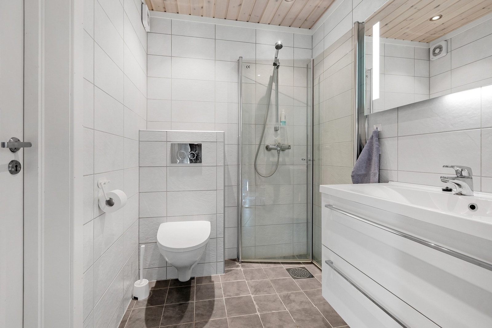 Det er to flotte bad i hytta. Det største badet er et lyst og moderne baderom med flislagte overflater og varme i gulv. Galleribilde