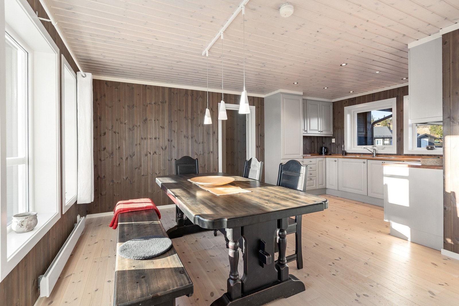 Her er det plass til familie og gjester rundt bordet. Galleribilde