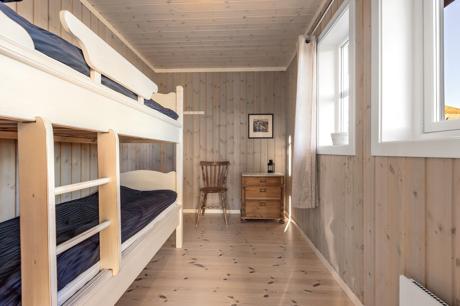 Ett av soverommene er utstyrt med køyesenger. Galleribilde