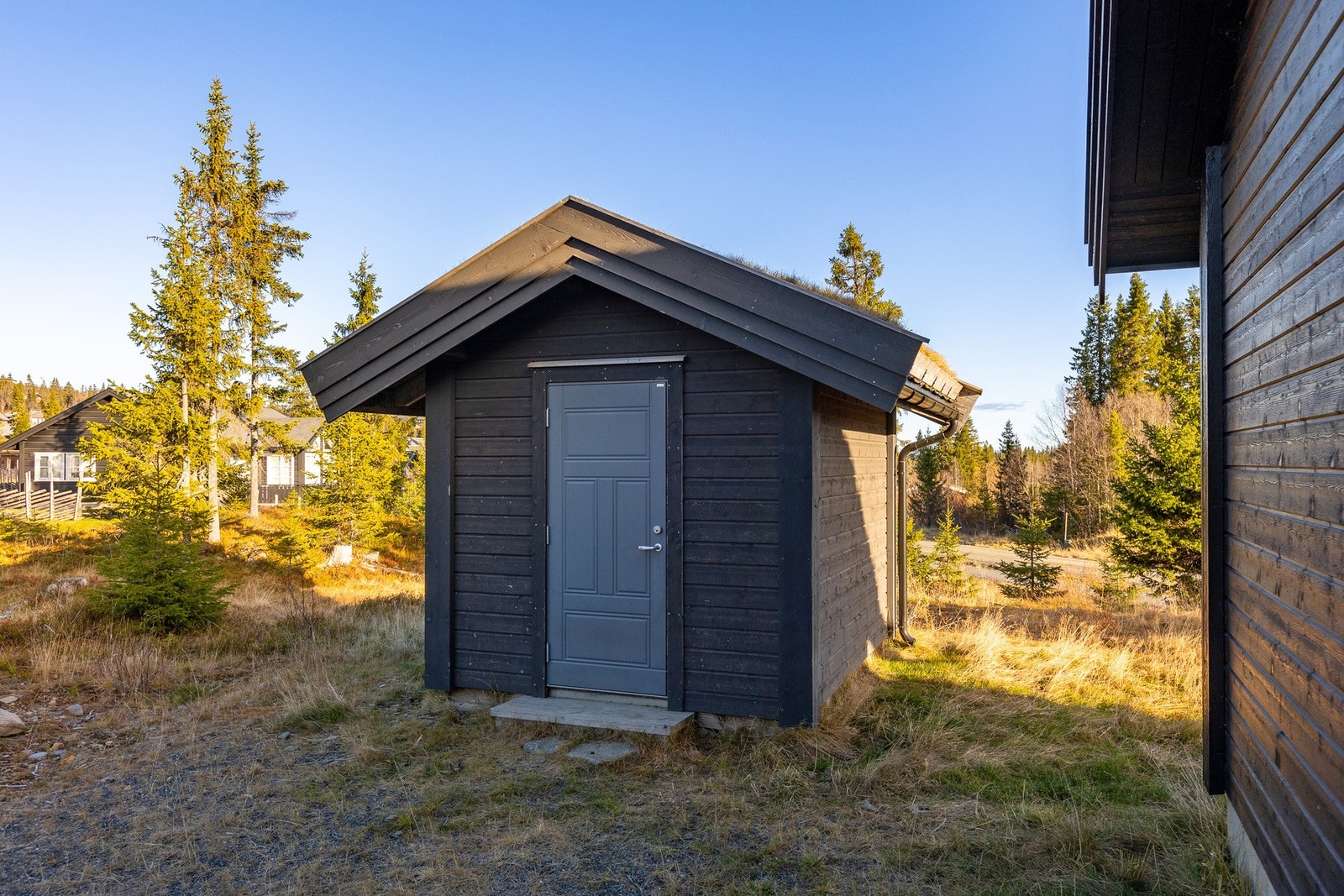 Like bortenfor hytta står en frittliggende utvendig bod på ca. 7 kvm. Galleribilde