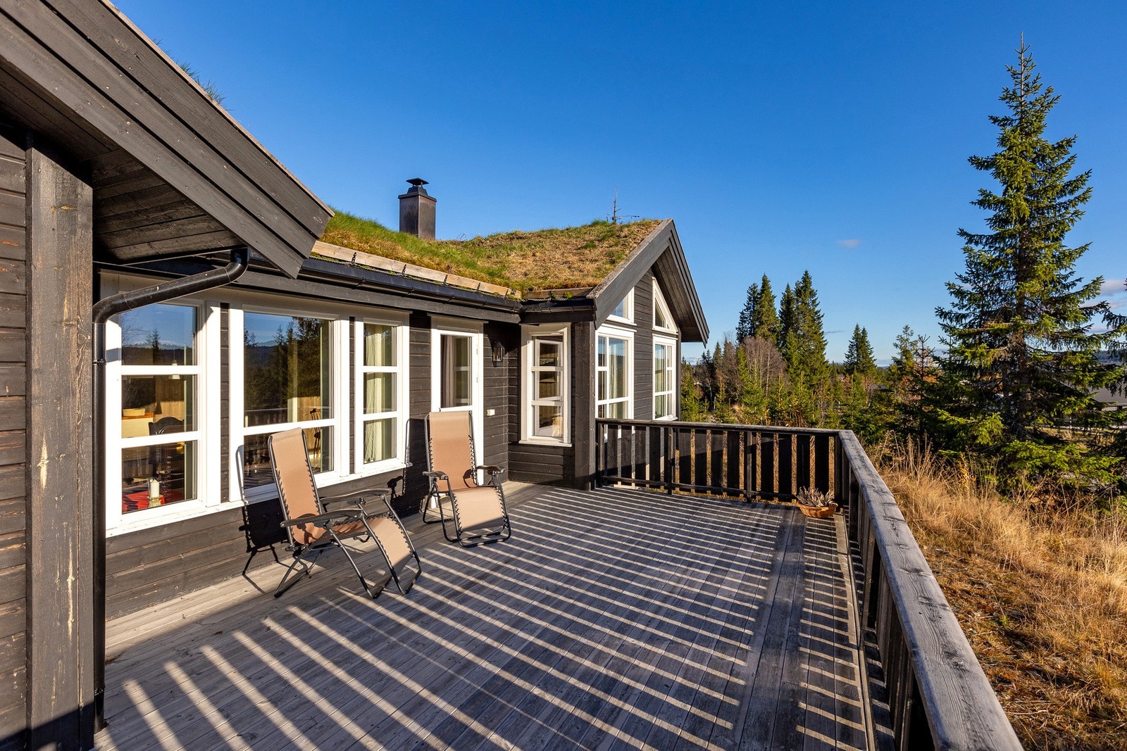 Fra spisestuen er det utgang til en stor og solrik veranda på hele ca. 47 kvm. Galleribilde