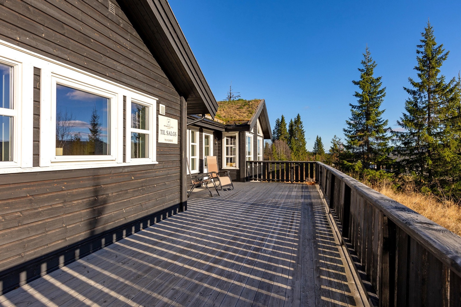 Verandaen vender mot sør og vest og byr på svært gode solforhold fra morgen til kveld. Galleribilde