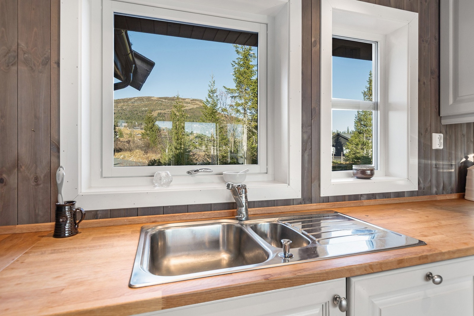 Vinduene gir flott utsikt mot naturen og slipper inn rikelig med dagslys. Galleribilde