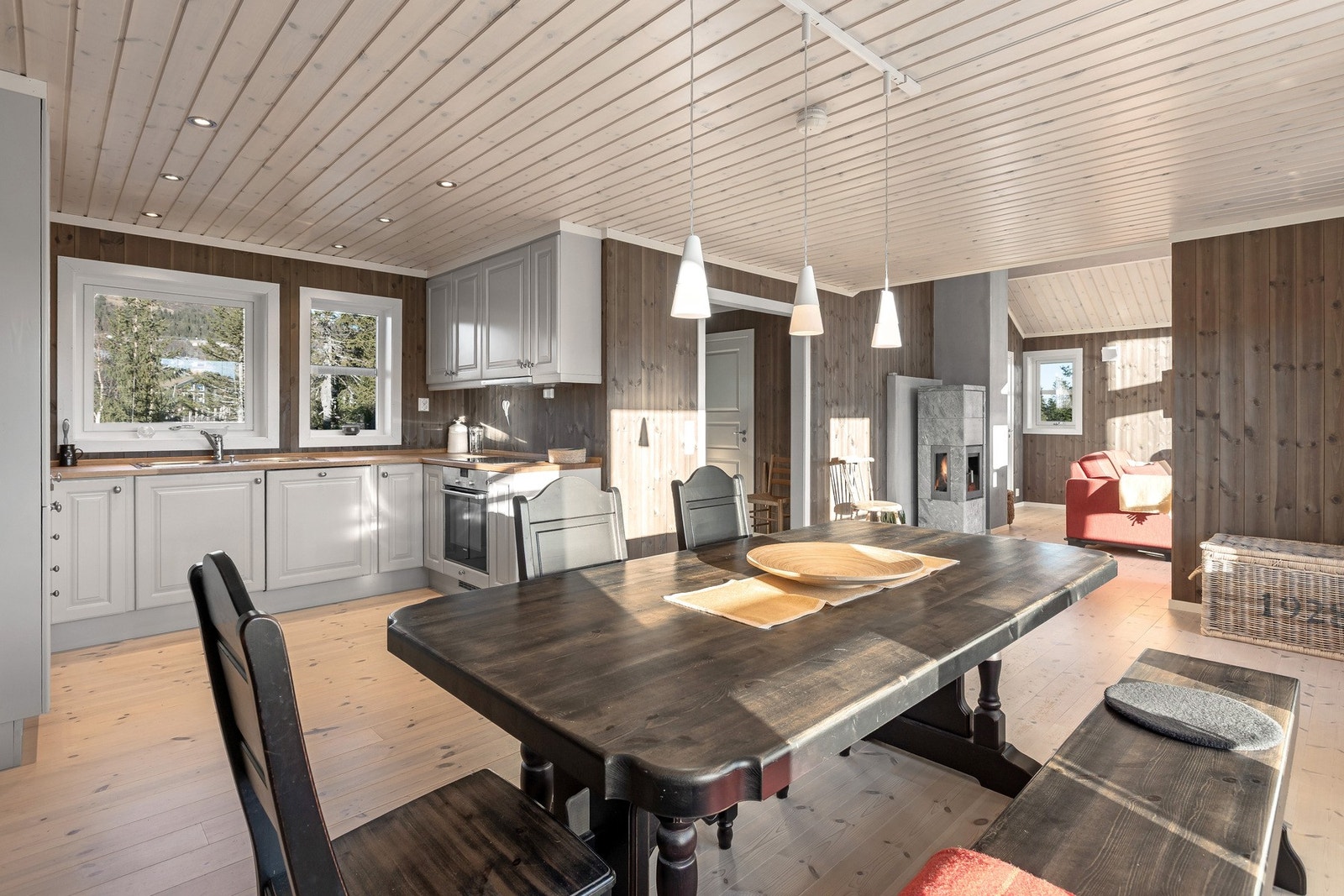 Spisestuen ligger i åpen løsning mot kjøkkenet og stuen, noe som gir en naturlig flyt mellom rommene og skaper et sosialt samlingspunkt for familie og venner. Galleribilde