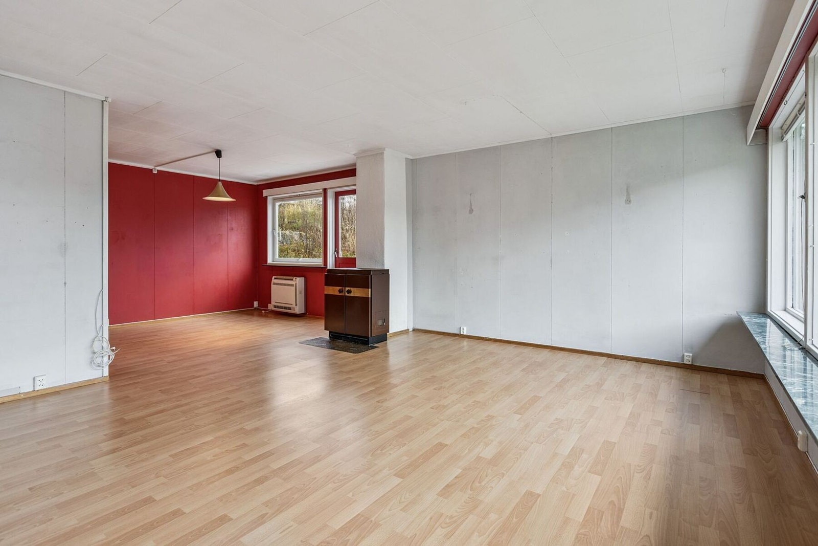 Romslig og lys stue gir gode innredningsmuligheter med plass til flere soner for møblement Galleribilde