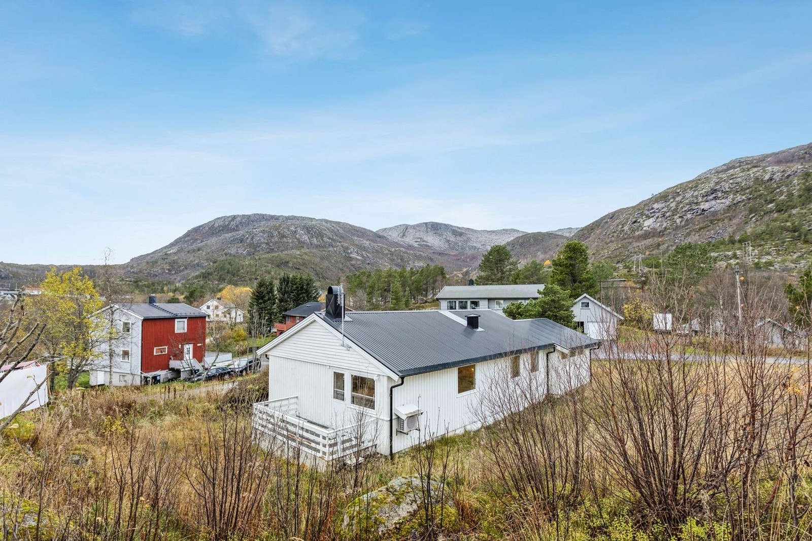 Enebolig i Lødingen i naturnære omgivelser, men likevel nært skole, barnehage, dagligvare og kommunale tjenester Galleribilde