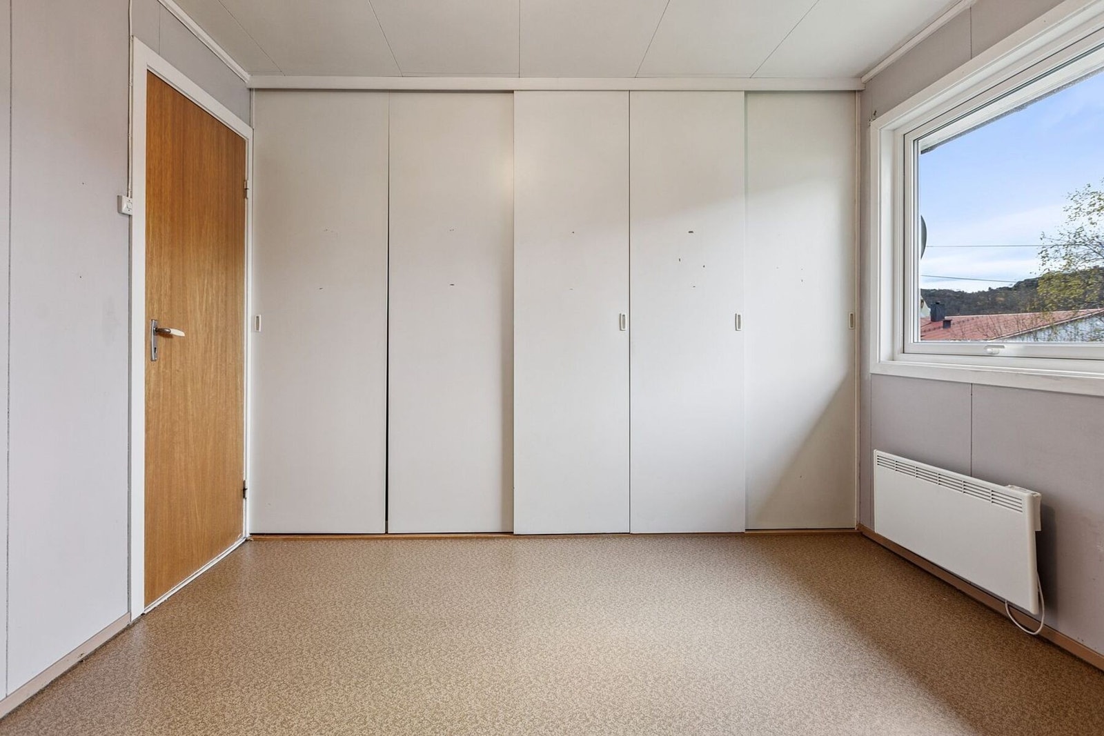 Rommet har innebygd garderobeløsning langs hele veggen Galleribilde