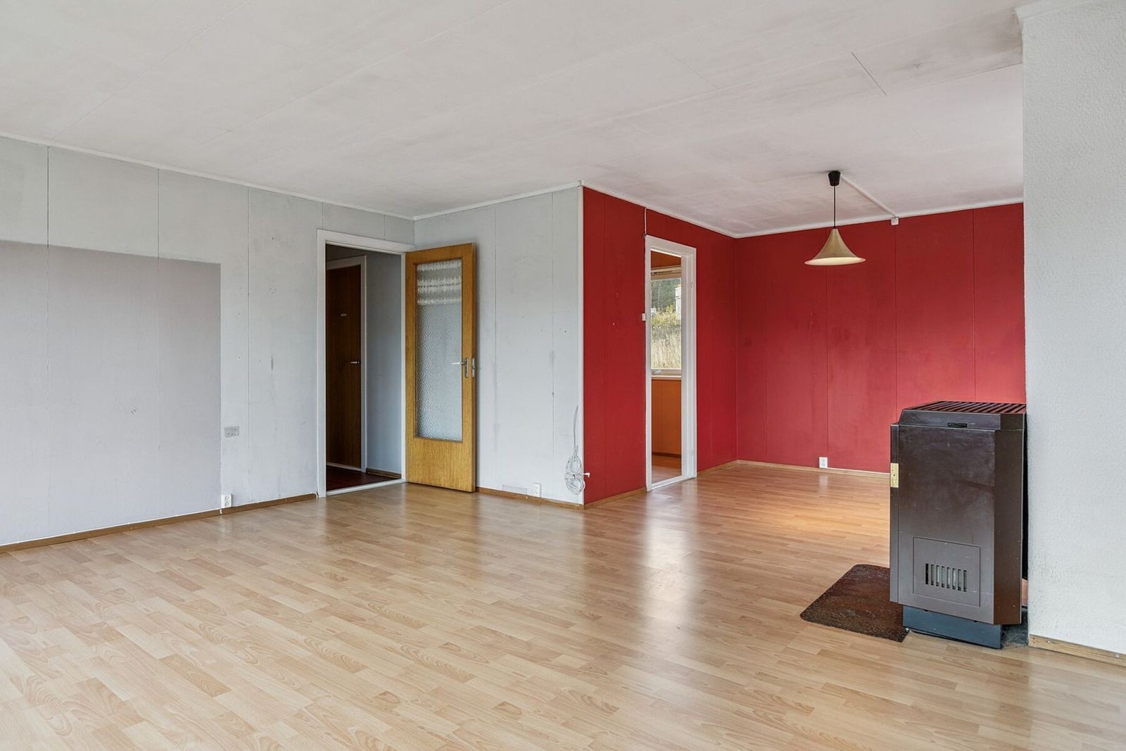 Boligen er familievennlig med romslig oppholdsrom og tre soverom Galleribilde