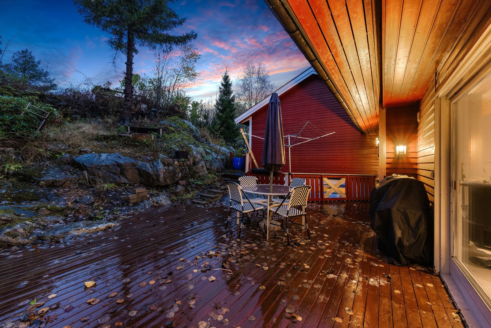 Boligen ligger flott til i terrenget med naturen tett på. Galleribilde