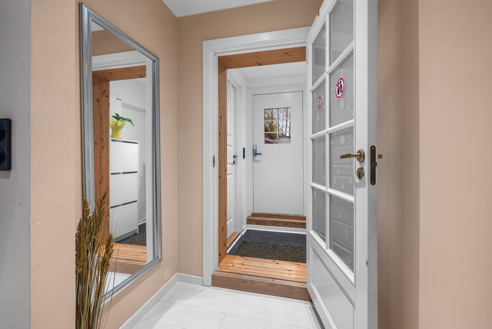 Det er en til inngangsdør i underetasjen. Dette er ikke hoveddøren. Galleribilde