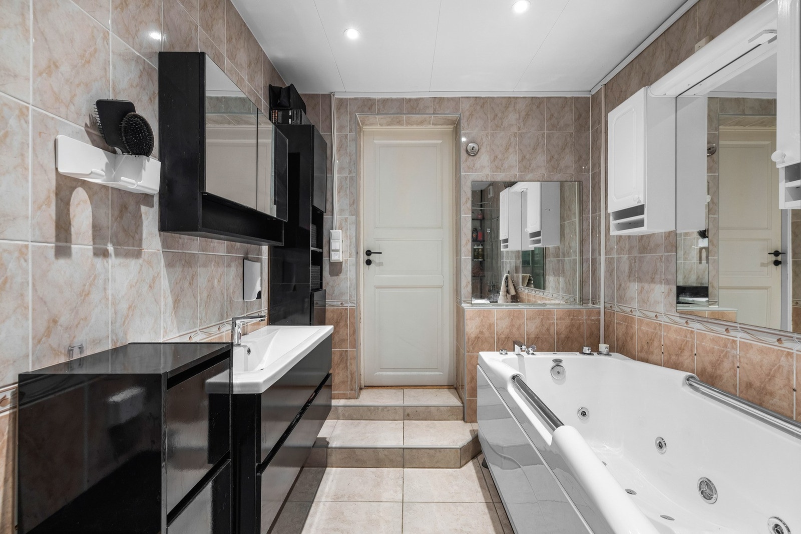 Badet inneholder vegghengt servantskap, fritstående badekar, vegghengt toalett og dusjhjørne med glassdører. Servant, toalett og boblebad er fra 2023. Galleribilde