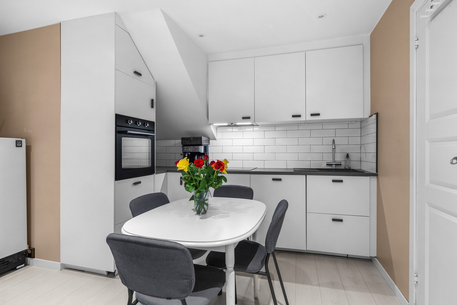 Også dette kjøkkenet er fra 2023 med integrerte hvitevarer som oppvaskmaskin, stekeovn og platetopp. Galleribilde