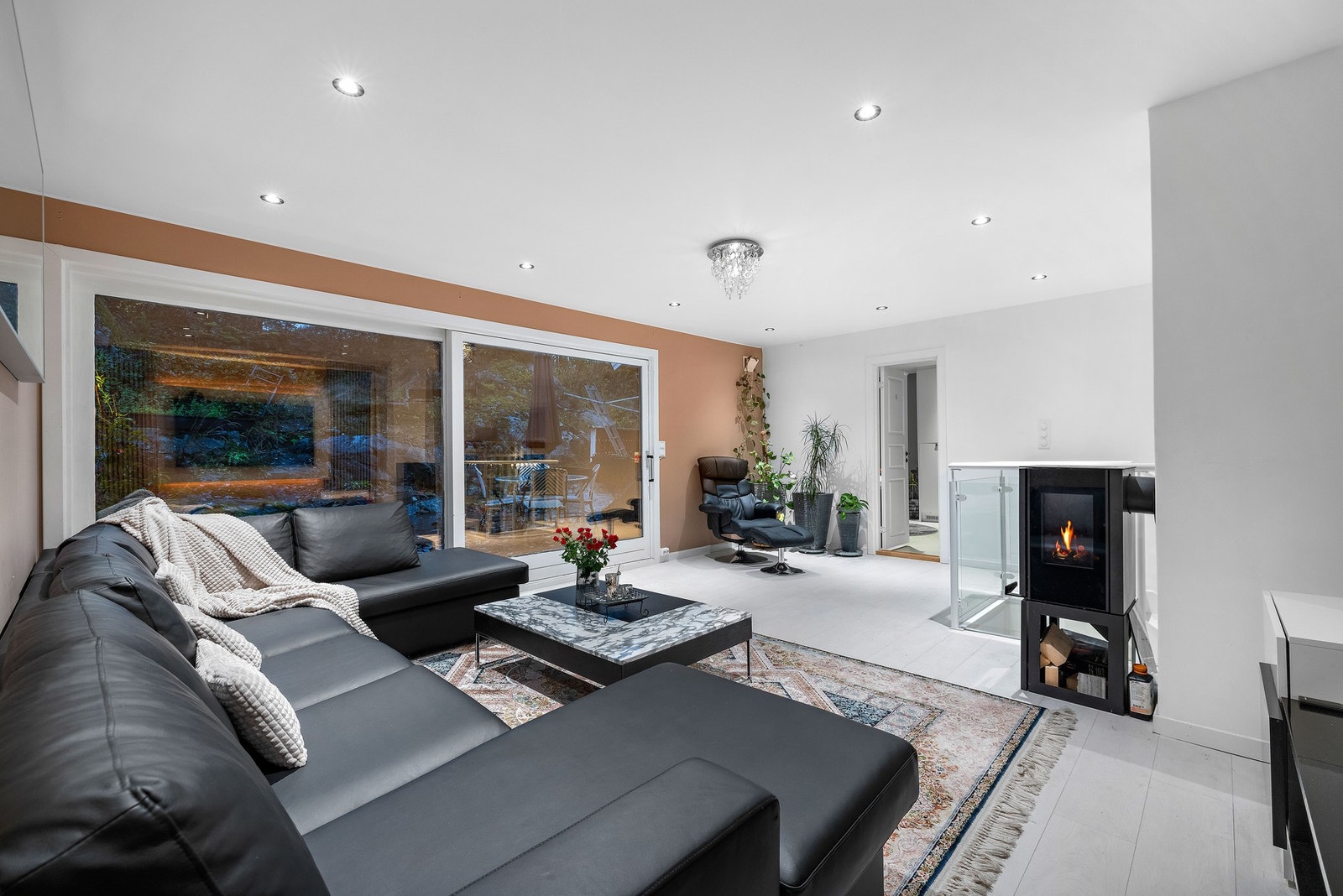 Dette er en meget innholdsrik enebolig over to plan. Boligen ble betydelig oppgradert i 2023. Galleribilde