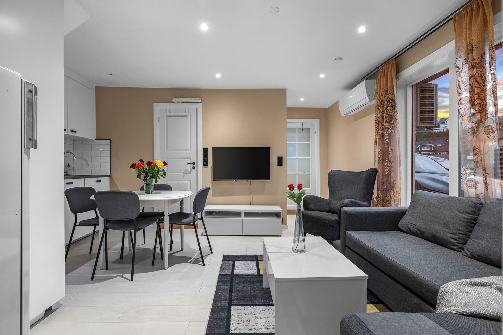 Her er det god plass til sofa og sofabord. Denne delen har blitt leid ut, men ikke søkt godkjenning hos kommuen. Galleribilde