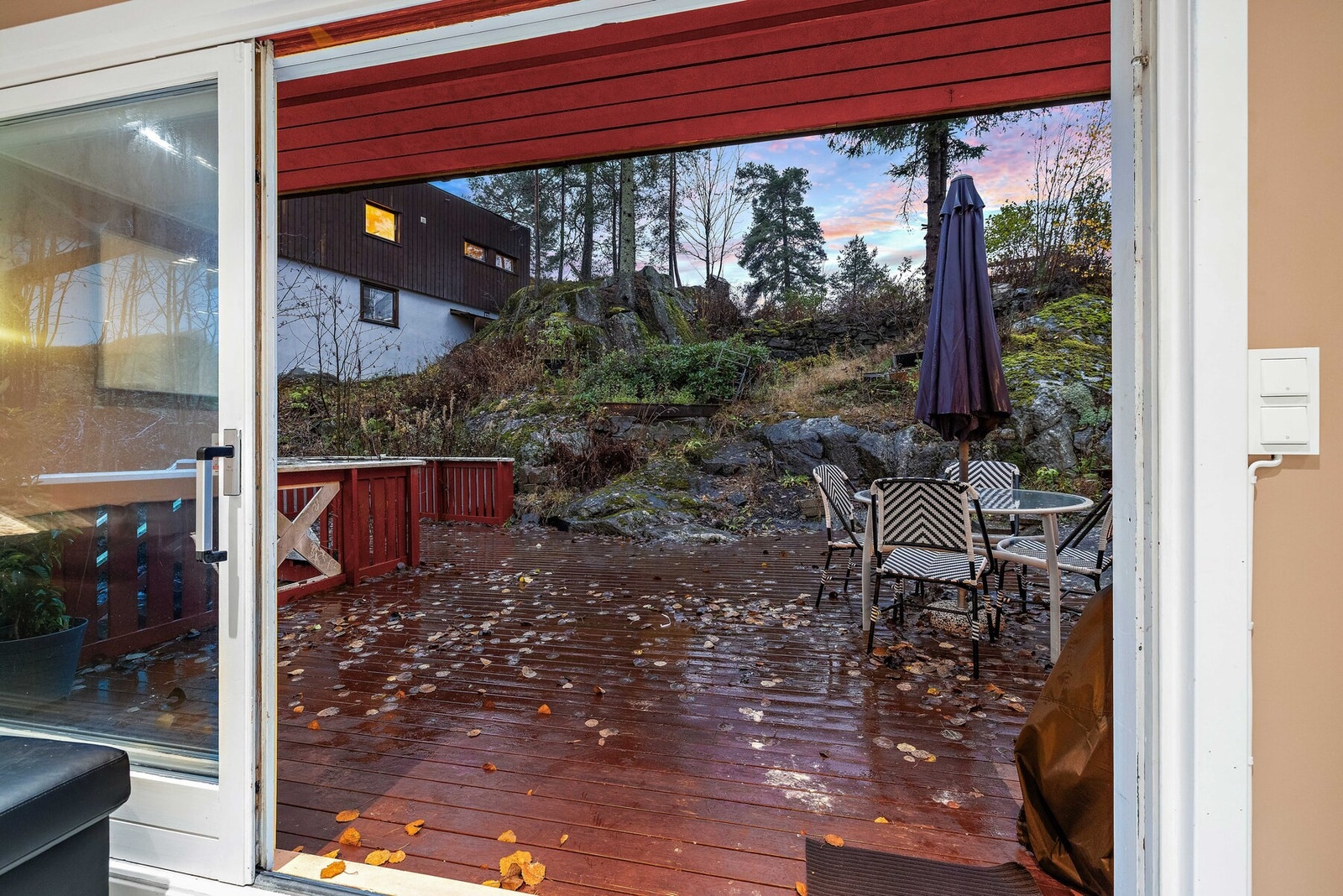 Adkomst via stor skyvedør. Galleribilde