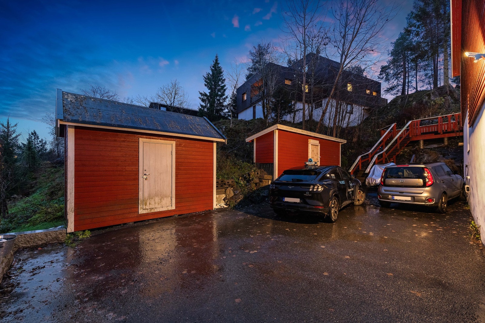 Godt med muligheter for parkering på tomta! Galleribilde