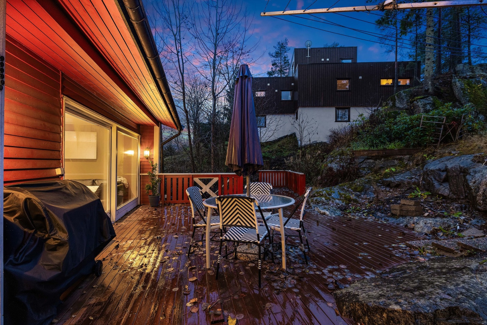 Her er det god plass til en stor lounge, grill og annet ønskelig utemøblement. Galleribilde