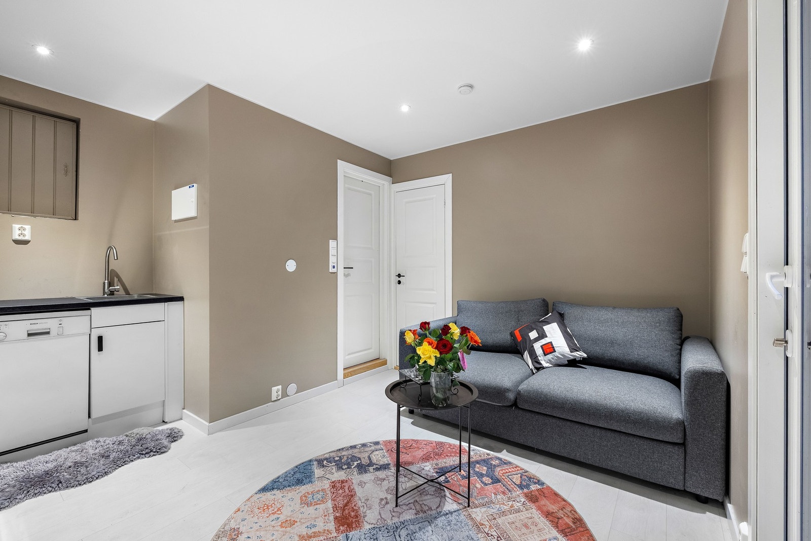 God plass til møblement. Fra rommet er det utgang til terrasse. Galleribilde