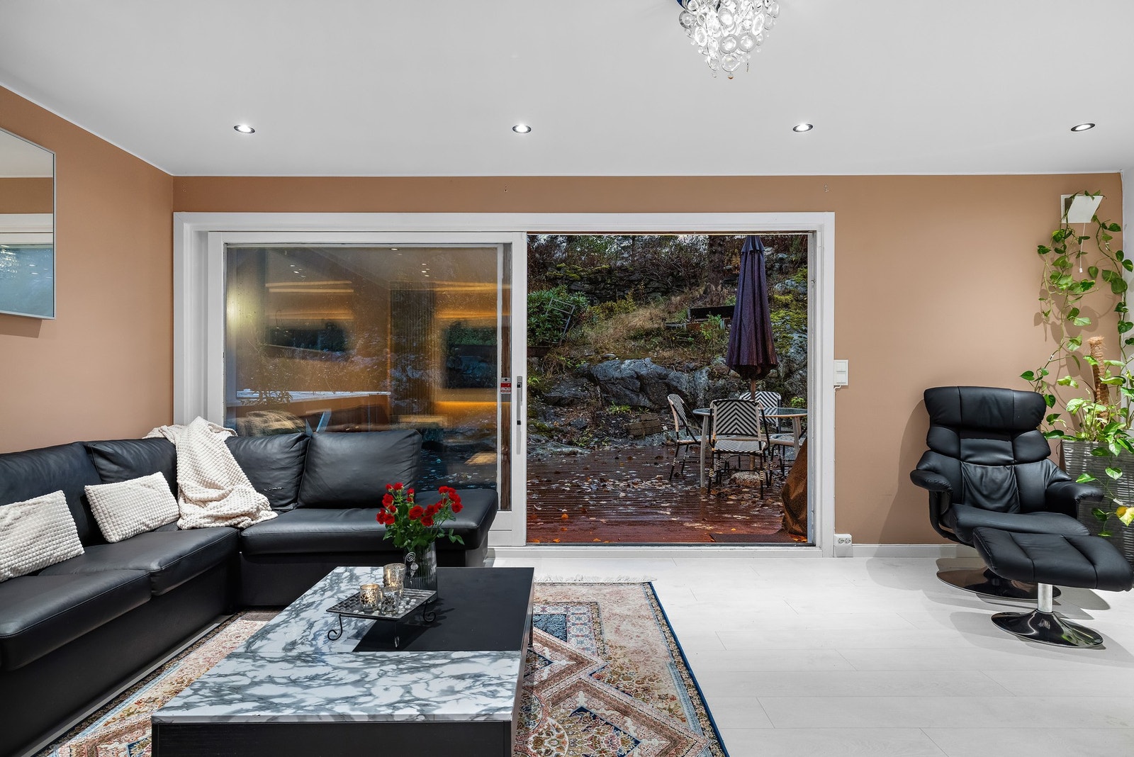 Fra stuen er det adkomst til en nydelig sydvestvendt terrasse på ca. 47 m² og hage. Galleribilde