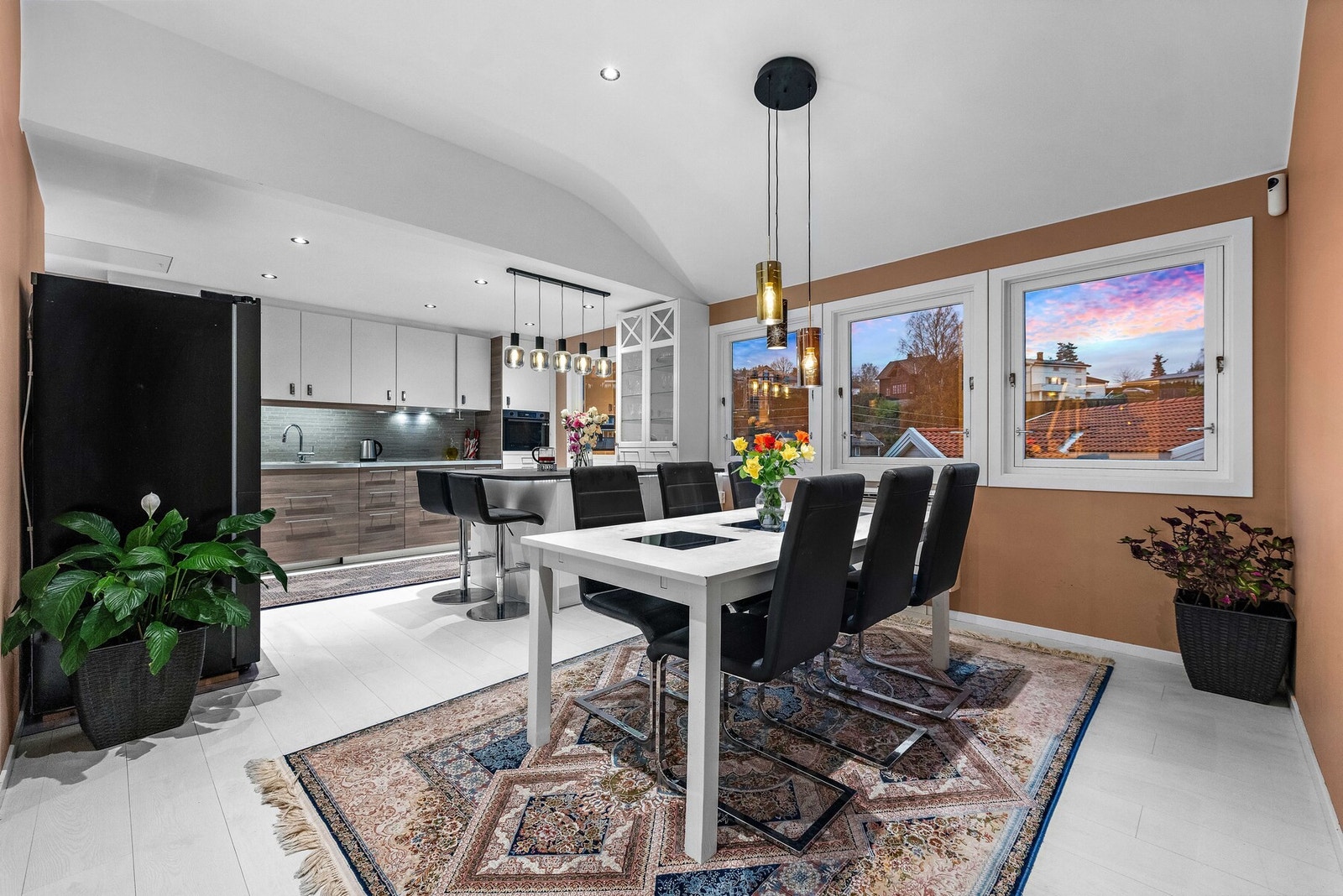 1.etasje er delt inn i to halvetasjer. Galleribilde