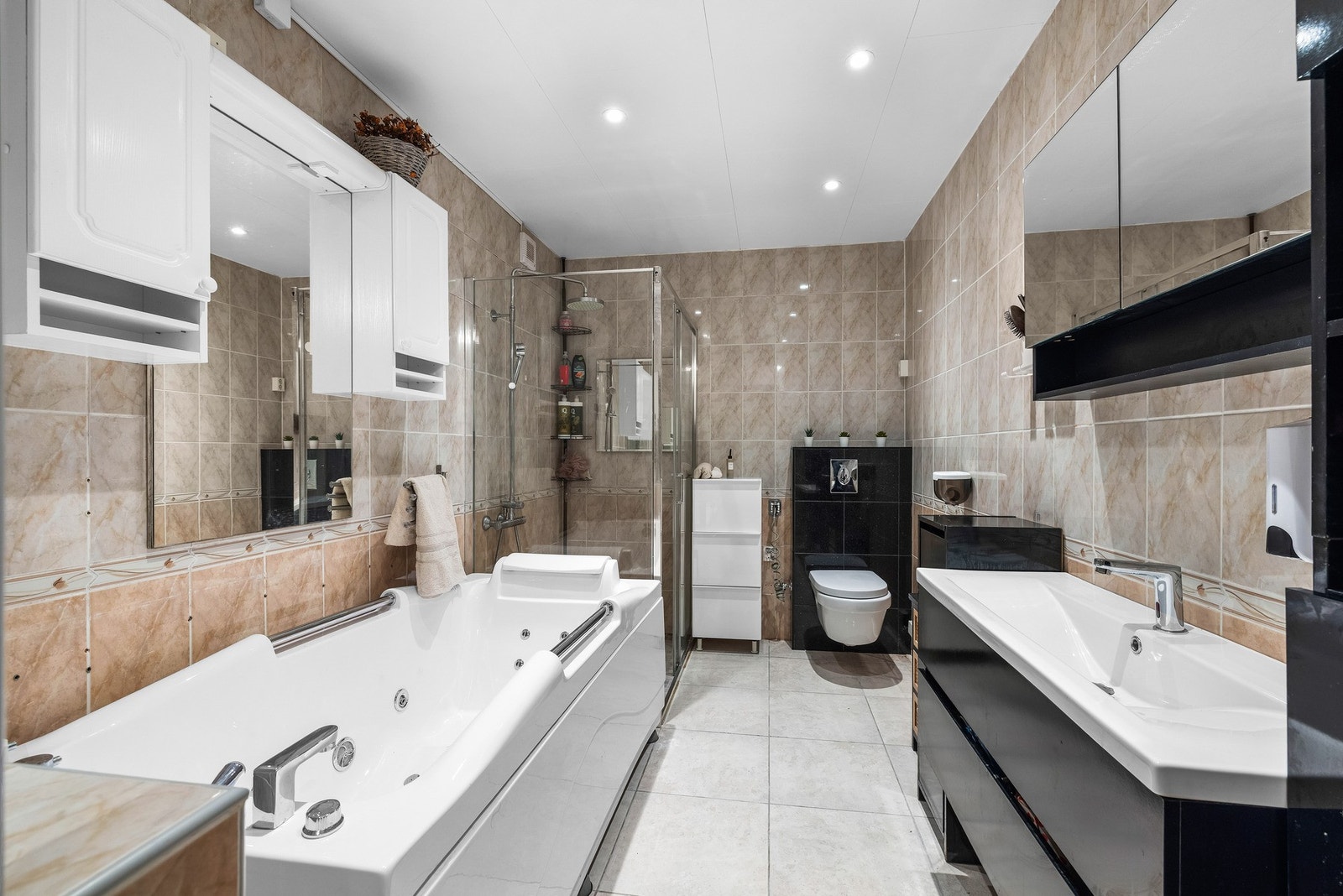 Hovedbadet i leiligheten er modernisert i 2016 og fremstår morderne. Her er det gulvvarme og downlights i himling. Badet er opprinnelig et WC, men har blitt bygd ut til baderom. Rommet er ikke søkt om. Galleribilde