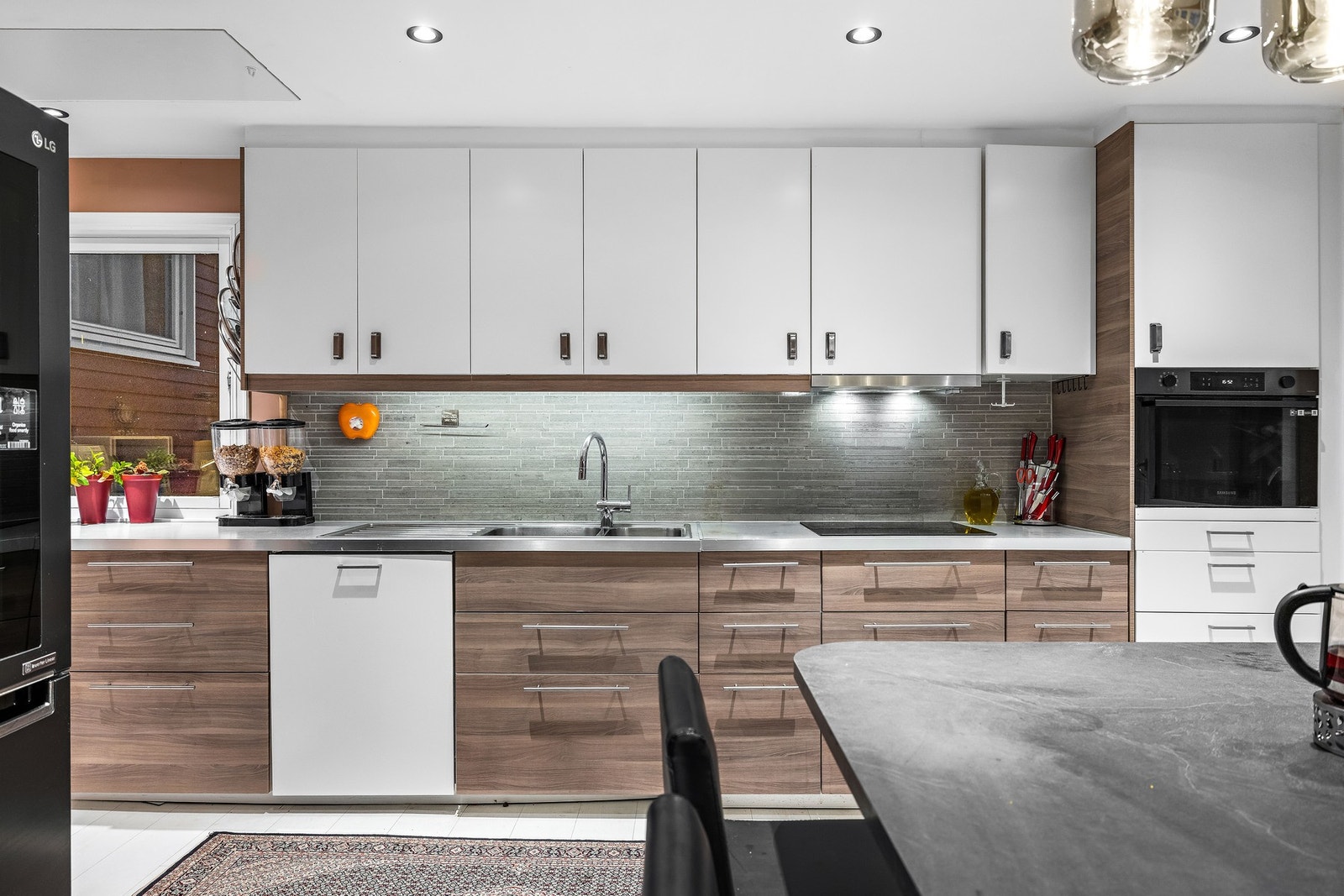 Innholdsrikt og pent kjøkken som er oppgradert i 2023. Galleribilde