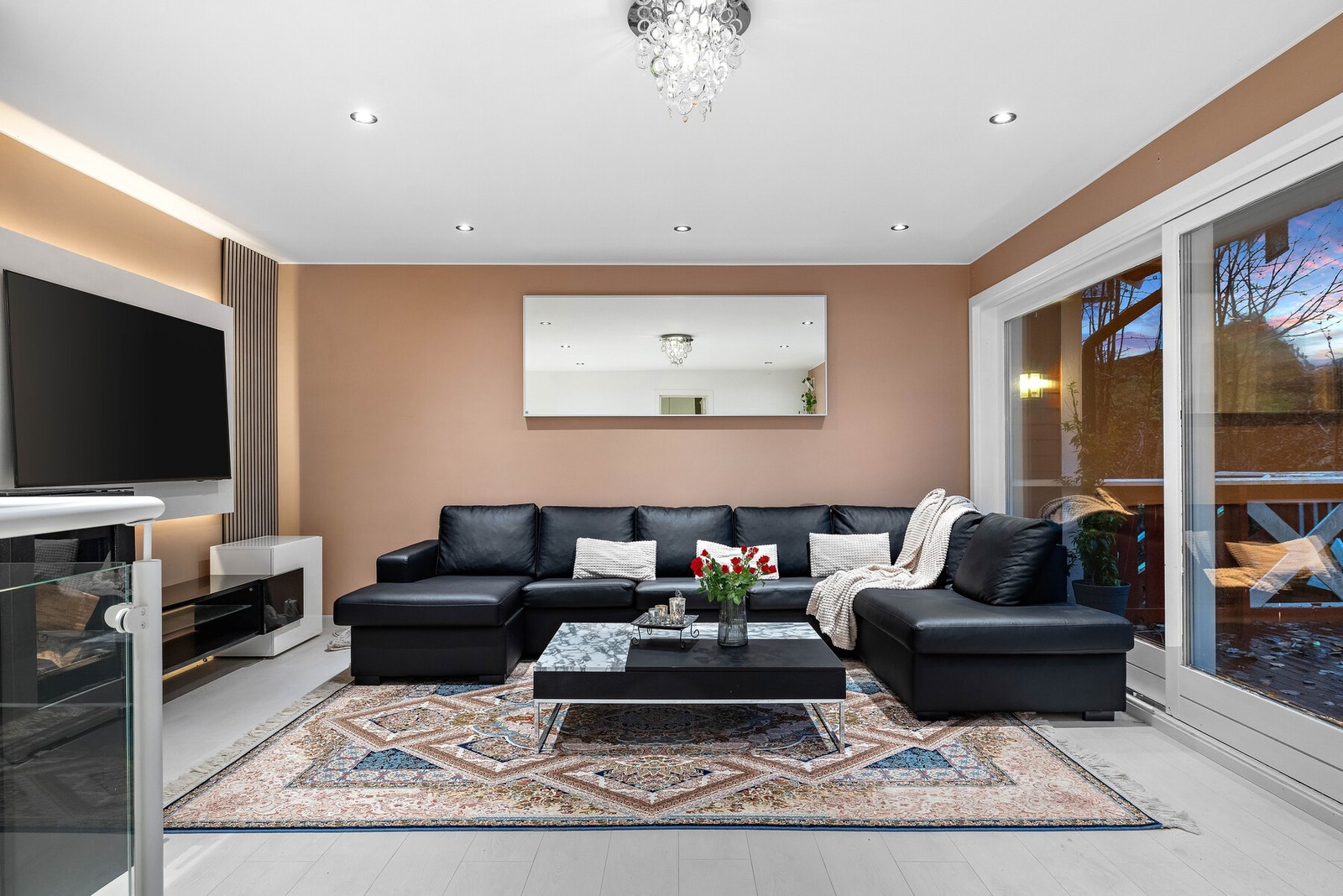 Stuen er stor og innbydende, med rikelig plass til både avslapning og sosialt samvær. Galleribilde