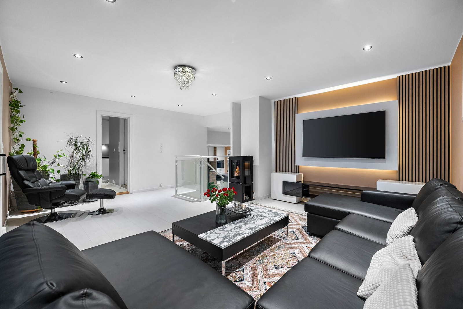 Optimalt plassert i stuen er det en flott peis. Galleribilde