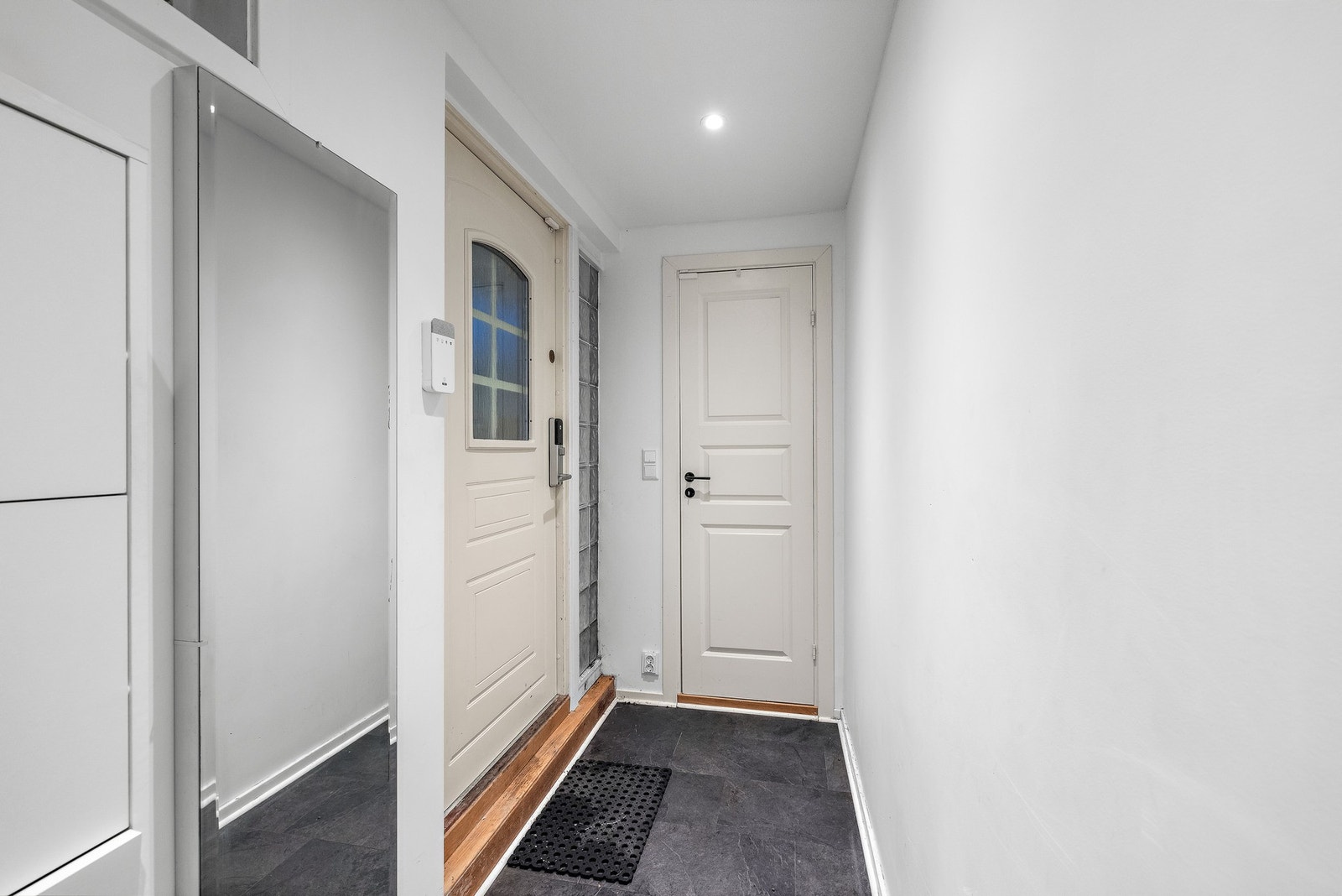 Vi går videre inn i underetasjen. Her vist ved hoveddøren. Galleribilde