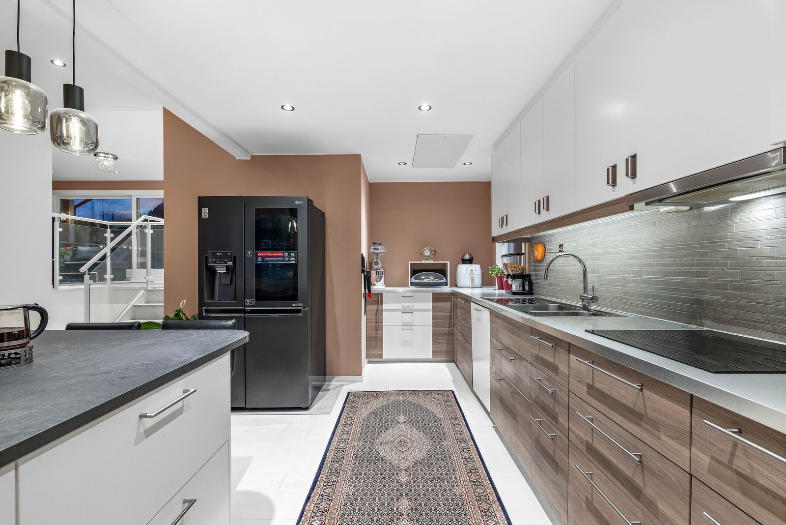 For ekstra benkeplass og oppbevaring er det en praktisk kjøkkenøy. Galleribilde