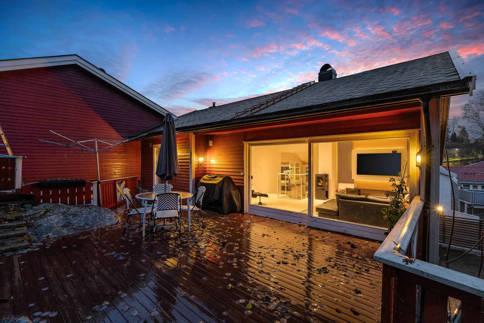 Boligen byr på uteområder med gode solforhold! Galleribilde