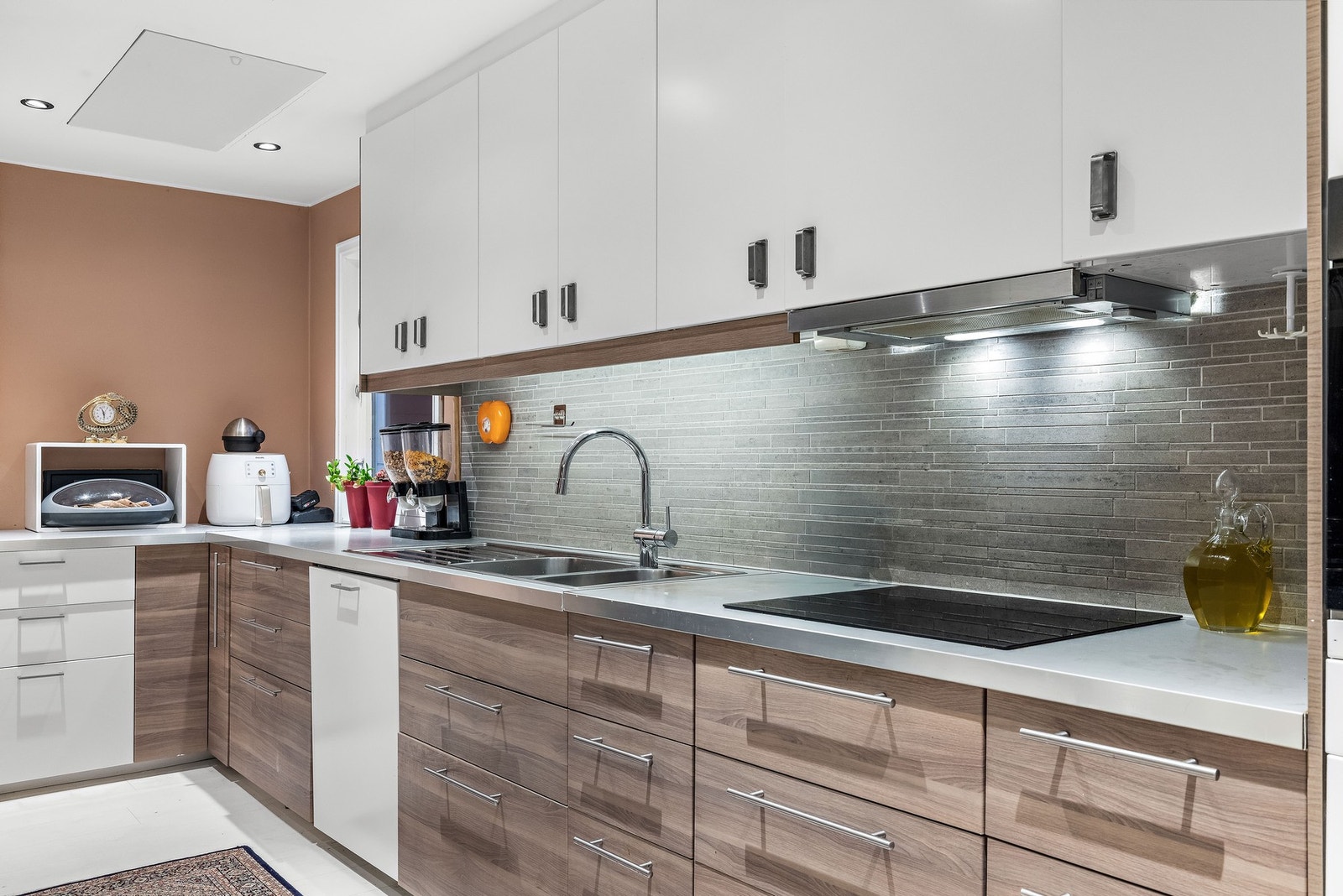 Her er det integrerte hvitevarer som stekeovn og platetopp. Galleribilde