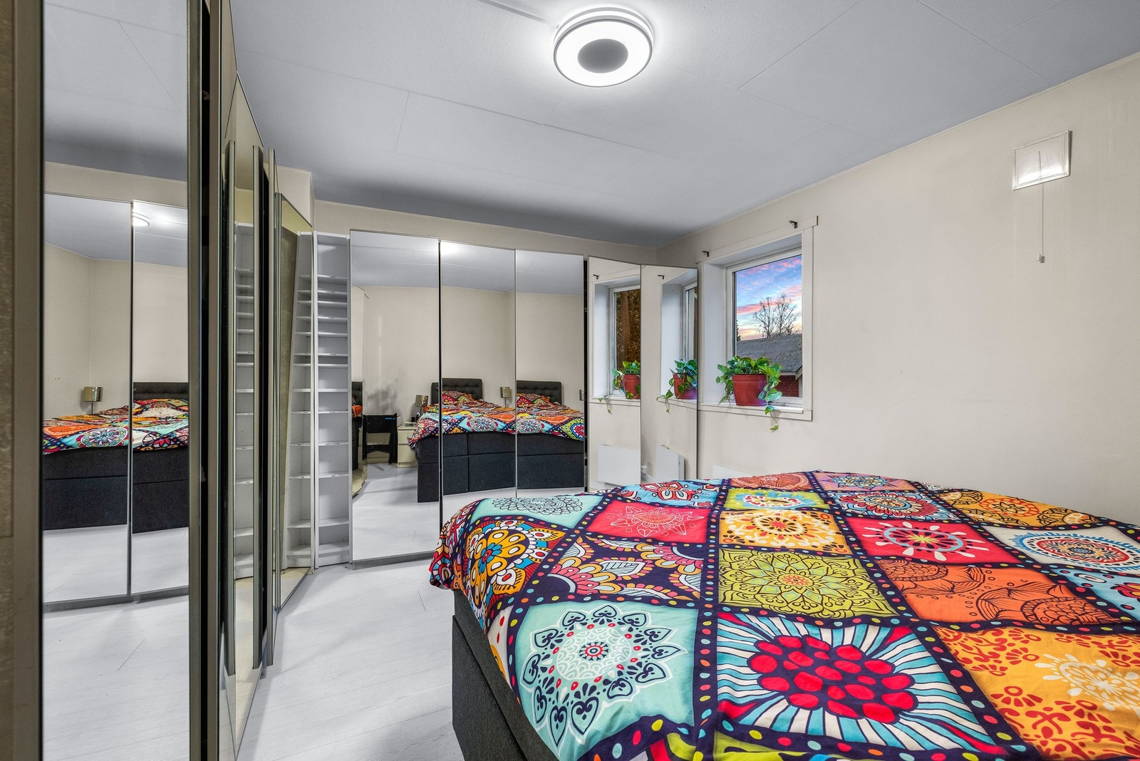 Rommet har et romslig med god plass til dobbeltseng, nattbord, kommode og annet ønskelig møblement. Her er det også stort garderobeskap. Også stort vindu som slipper inn rikelig med dagslys. Galleribilde