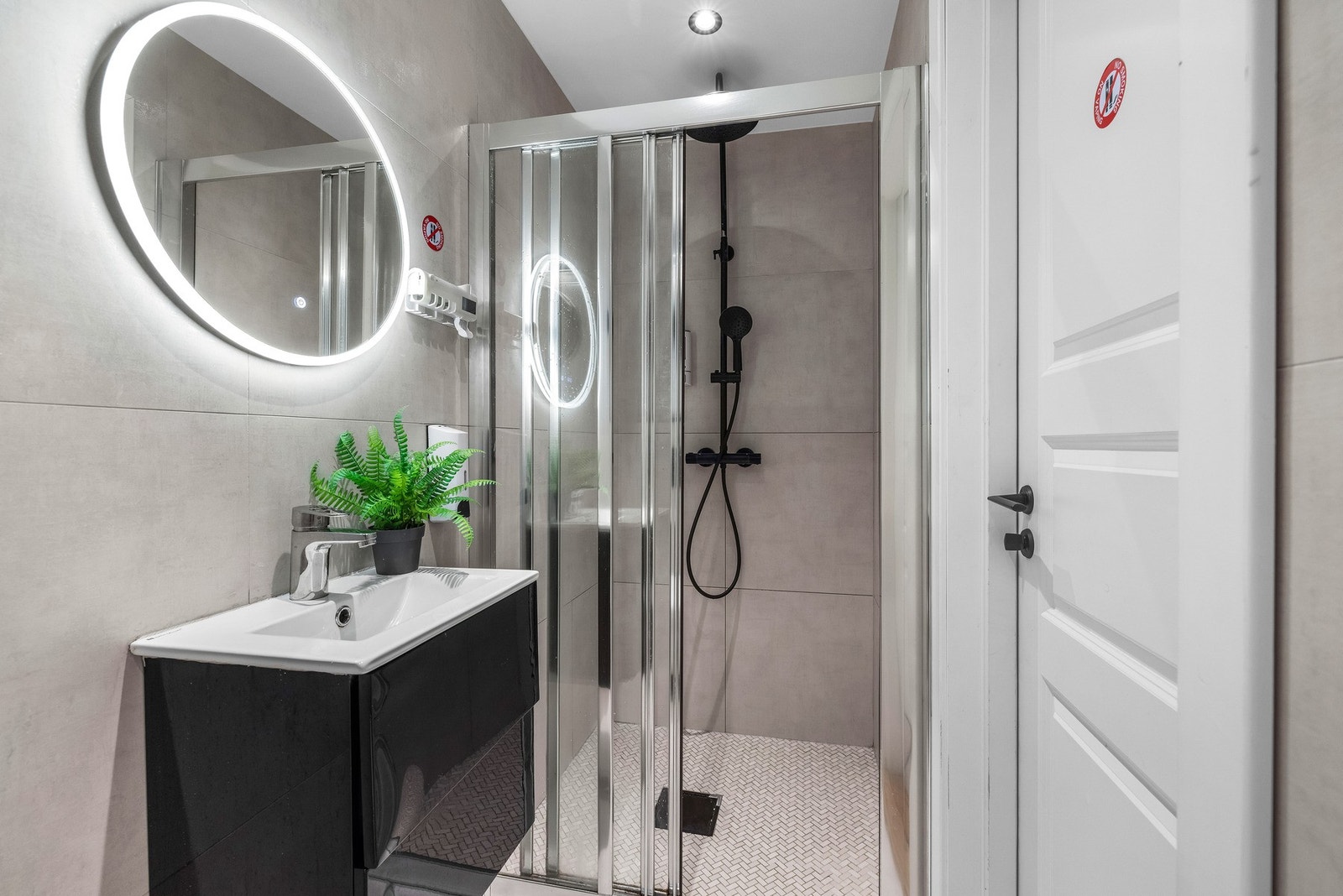 Fra rommet er det videre adkomst til baderom nummer 3, også oppusset i 2023. Badet er originalt et WC. Rommet er ikke omsøkt og byggemeldt. Galleribilde