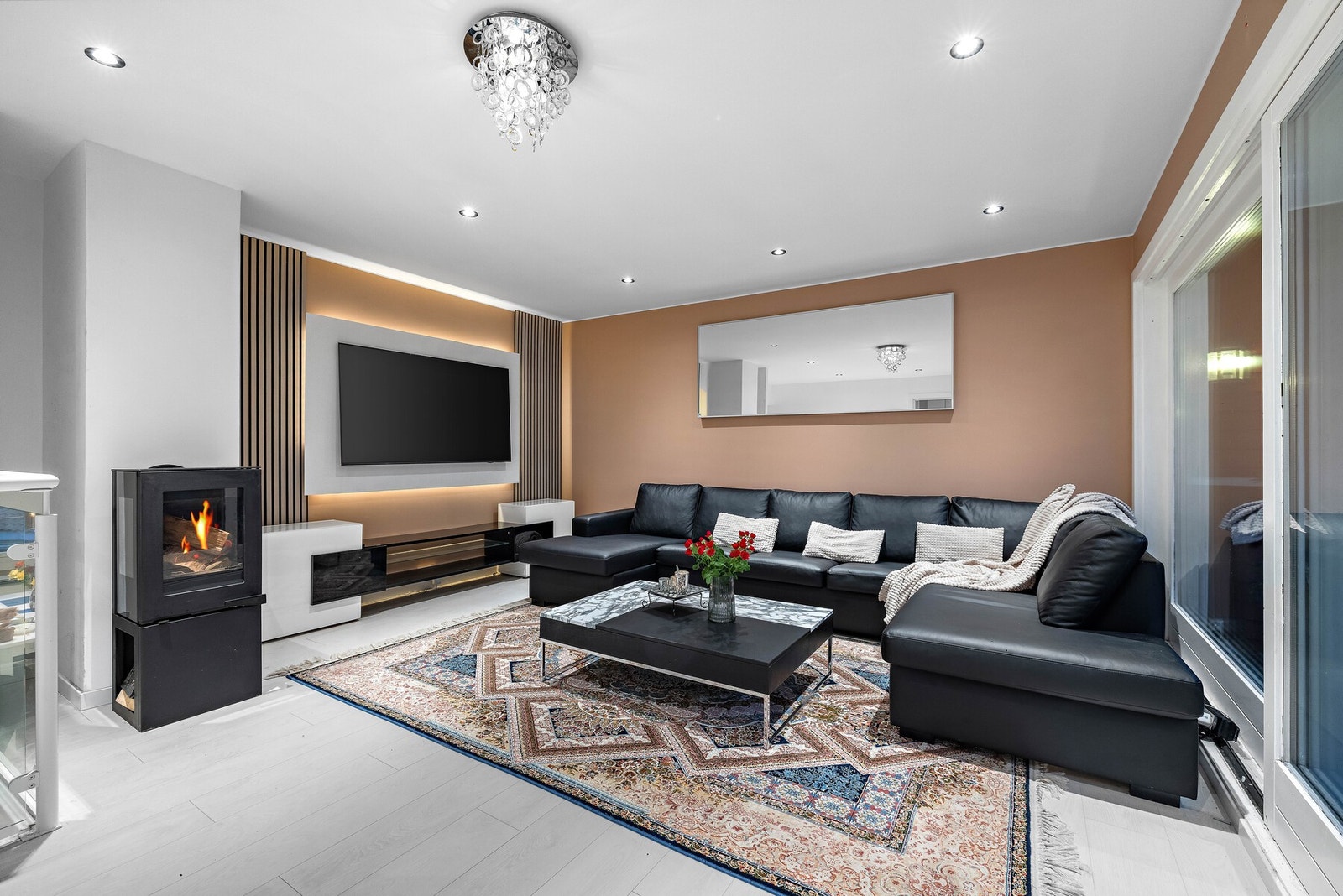 Stuen er malt i en behagelig fargepalett med downlights i himling. Galleribilde