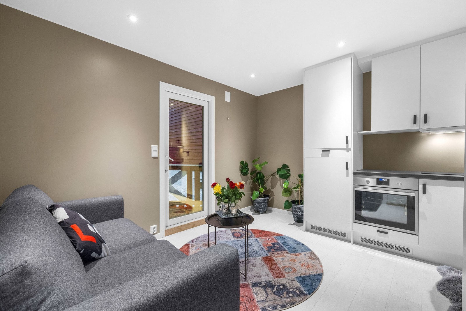 I 1.etasje er det ett soverom som i dag har et innredet som en hybel. Dette er ikke omsøkt eller godkjent hos kommunen. Galleribilde