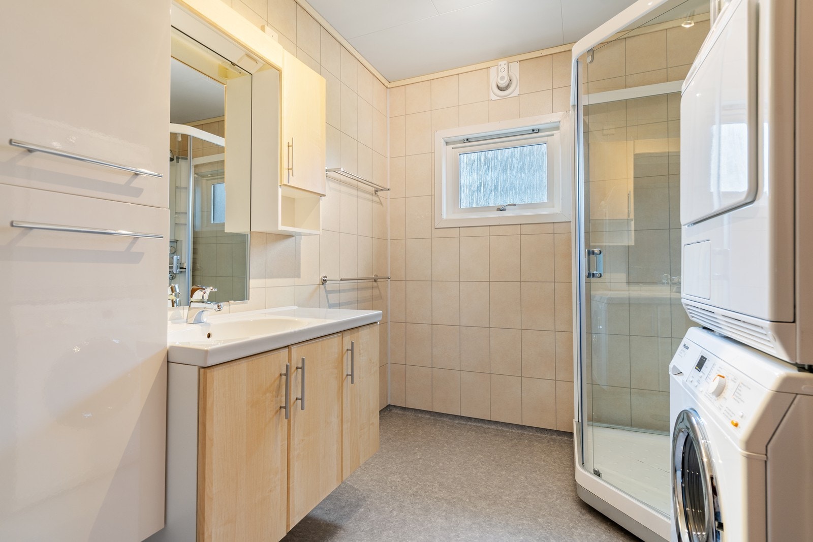 Nyere bad med dusjkabinett og opplegg for vaskemaskin Galleribilde