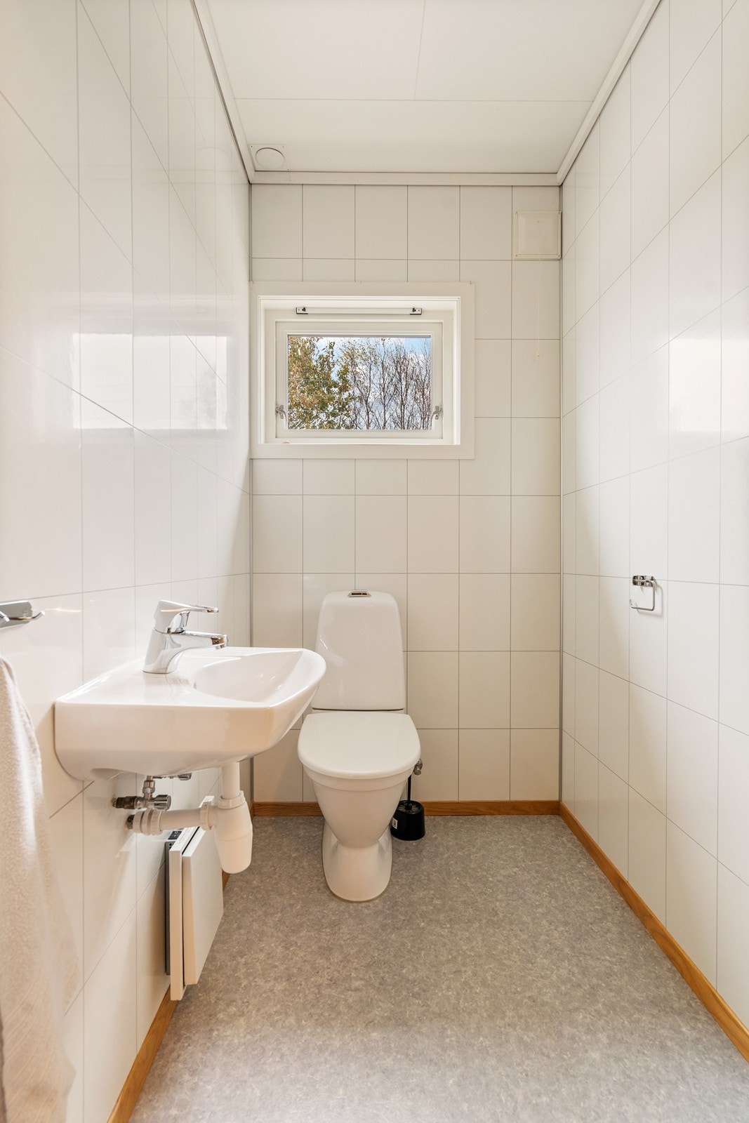 Separat toalett med servant Galleribilde