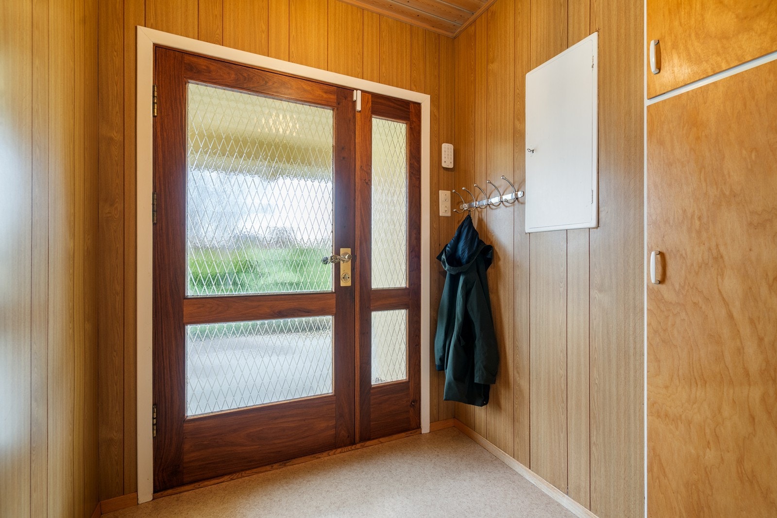 Garderobeplass like ved inngangsdør Galleribilde