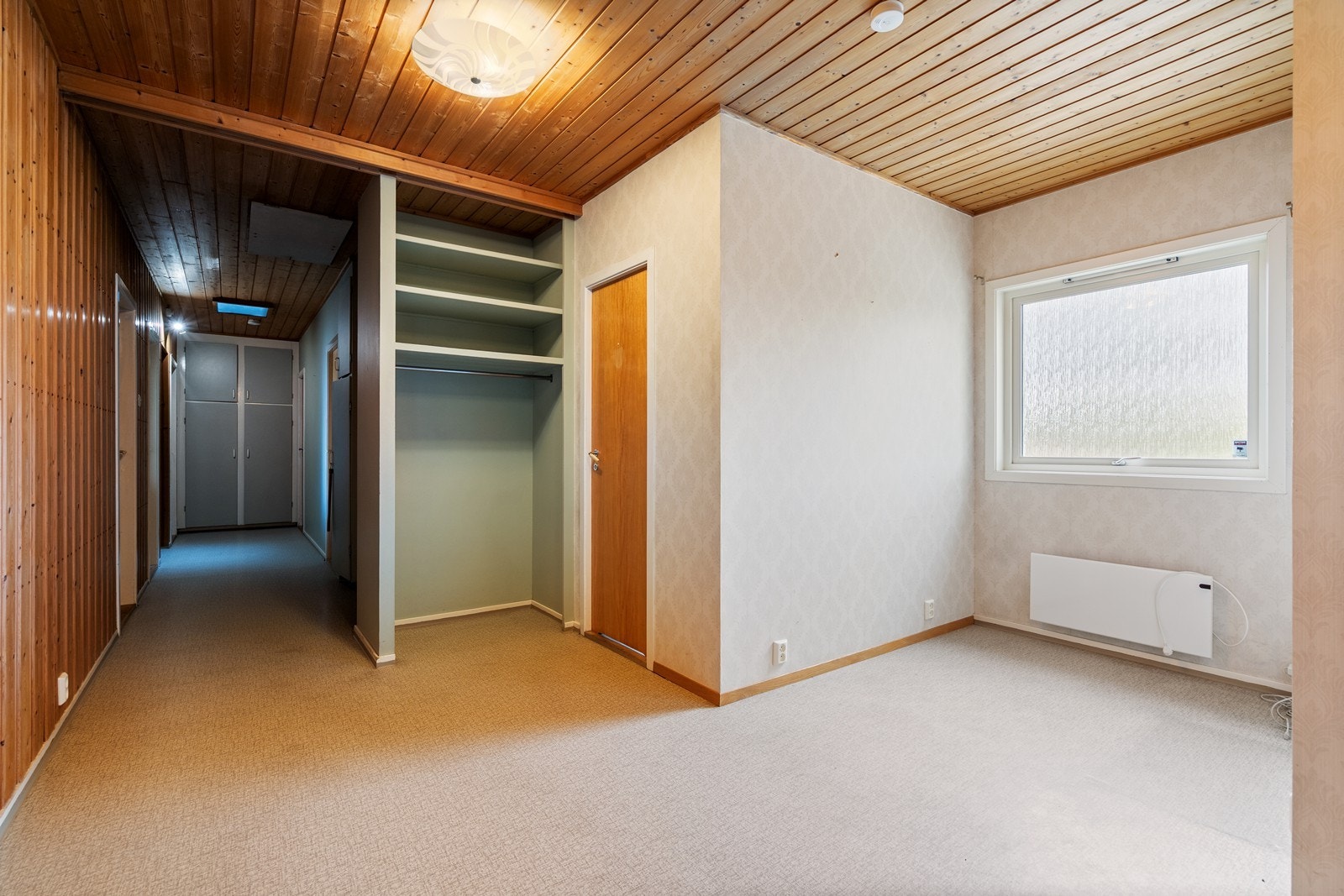 Plassbygde skap i gangen. Luke til loft Galleribilde