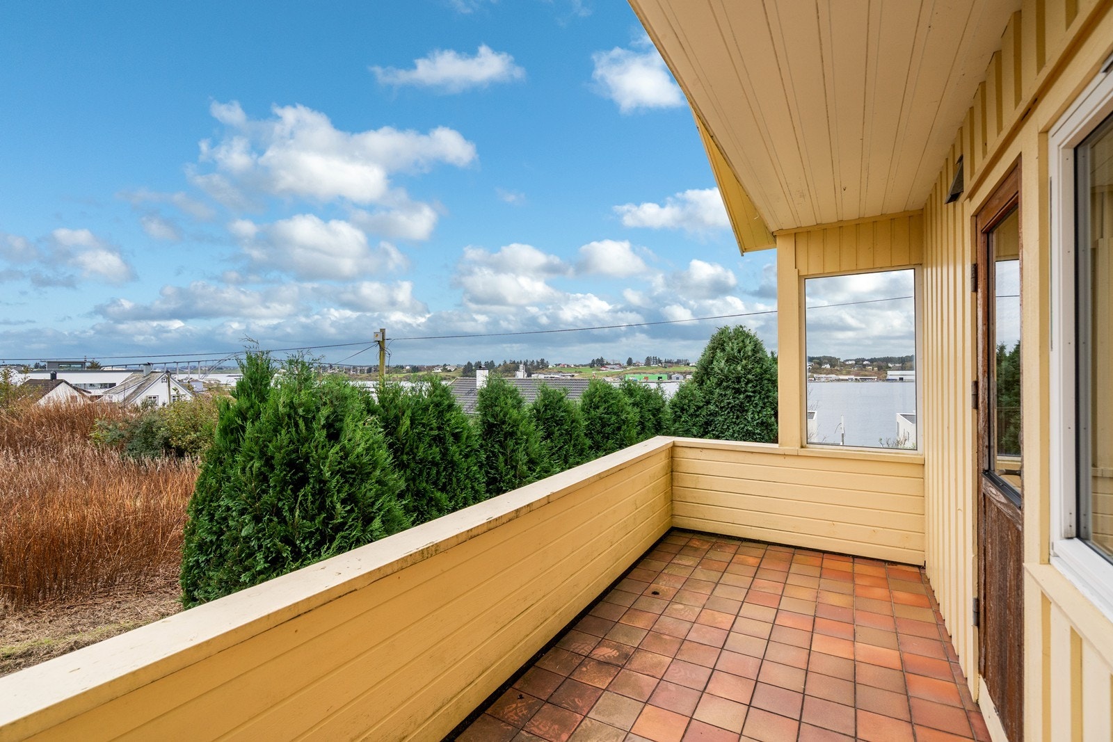 Sørvendt solrik terrasse i le for nordavinden Galleribilde